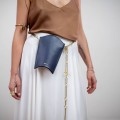 Kleeblatt-Anhänger an einer veganen GOJI-Tasche aus der VIVO-Kollektion - ORSKA Kunstschmuck