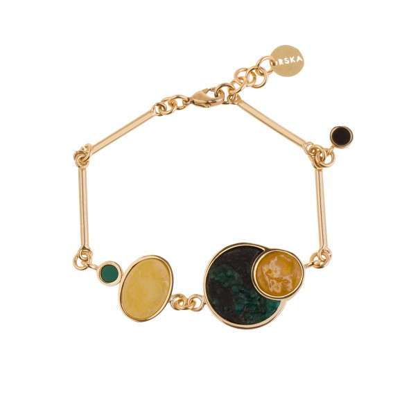 Ein elegantes Bernsteinarmband aus der Baltica-Kollektion, verziert mit geometrischen Elementen und grünen Materialien.