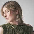 Lange Creolen mit graviertem Phönix-Anhänger aus der Tattoo-Kollektion von ORSKA Jewelry
