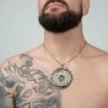 Runde kunstvoll gravierte Halskette mit Pfingstrosenmotiv aus der Tattoo-Kollektion von ORSKA bizuteria