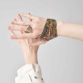 Skórzana bransoletka na dłoń z kolekcji Tattoo od ORSKA biżuteria na modelce Meli Koteluk