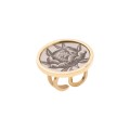 Goldring mit großem Auge und tätowierter Pfingstrose