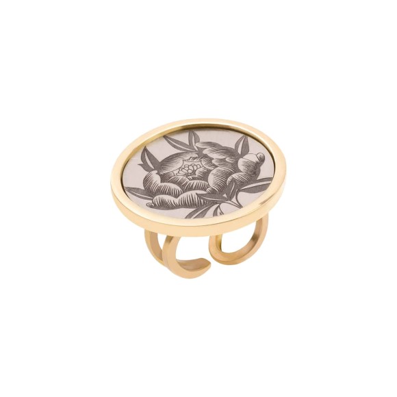 Goldring mit großem Auge und tätowierter Pfingstrose