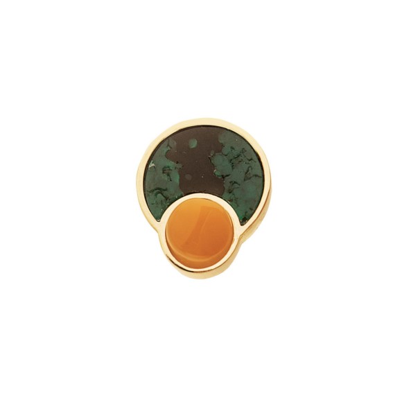Ein kleiner Ohrring mit Bernstein und recyceltem Kunststoff, handgefertigt, von ORSKA Schmuck