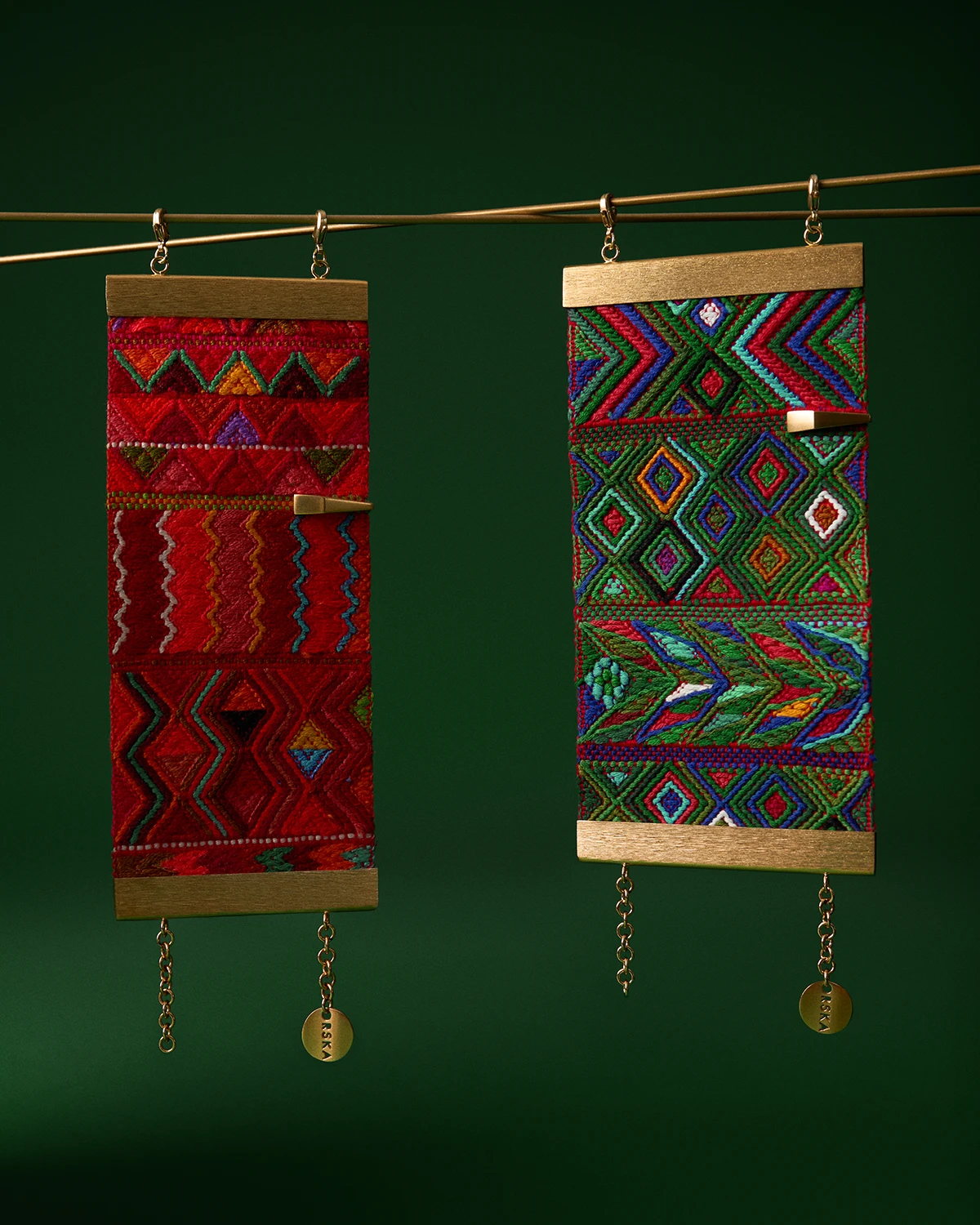 Breite, vergoldete Armbänder aus der Guatemala-Kollektion