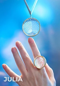 Vergoldeter Schmuck mit Kristallen aus der Glashütte Julia