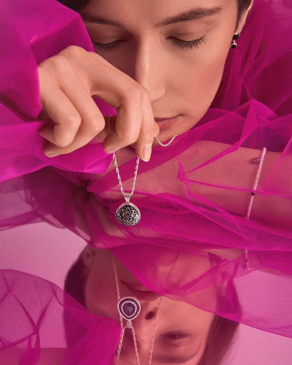 Silberne Halskette mit schwarzer Emaille und Stein von ORSKA