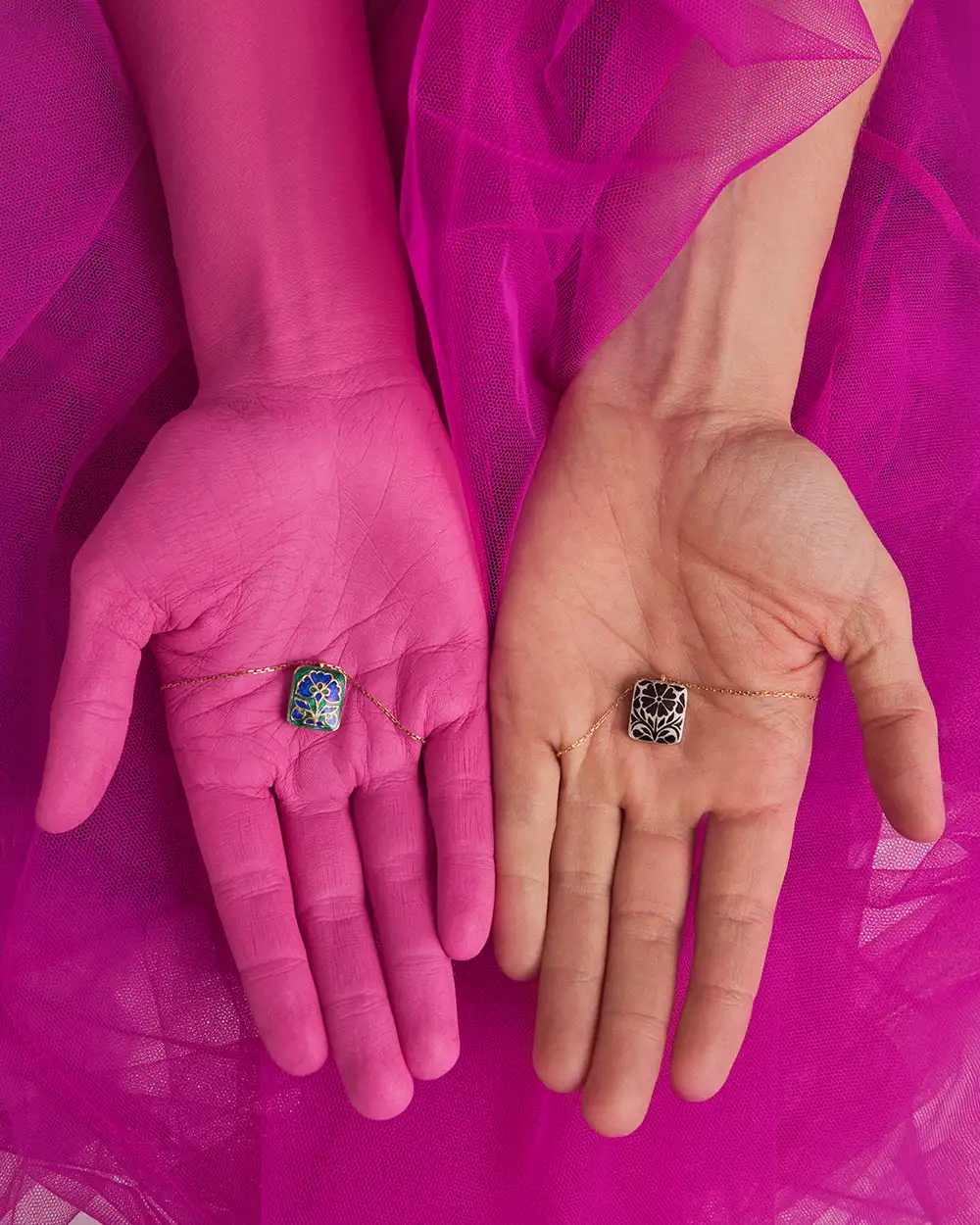 Doppelseitig emaillierte Halsketten aus Indien von ORSKA