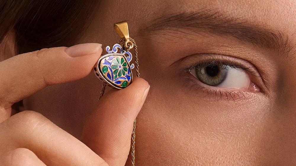 Silberne Halskette mit blauer und grüner Emaille aus der Minakari-Kollektion von ORSKA