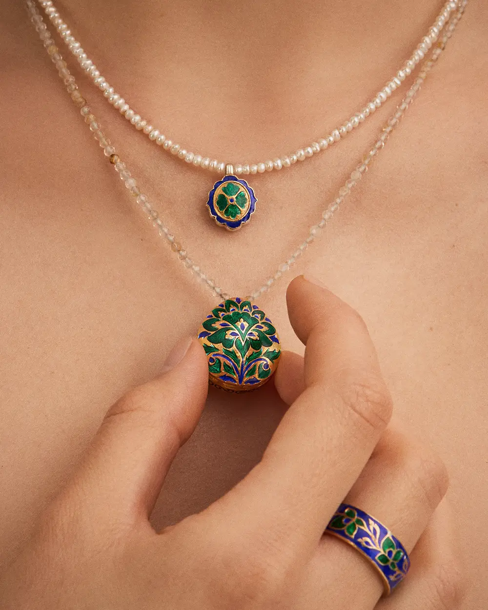 Handgefertigte Halsketten mit Emaille-Logo ORSKA