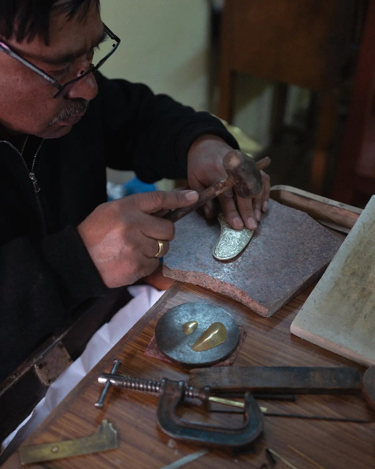 Treibarbeit an Schmuck aus der Nepal-Kollektion