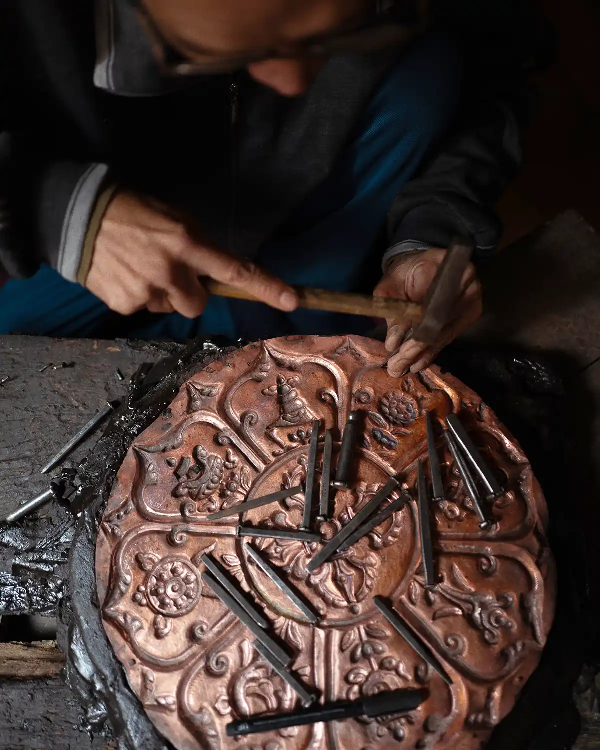 Treibarbeit an Mandalas in Nepal