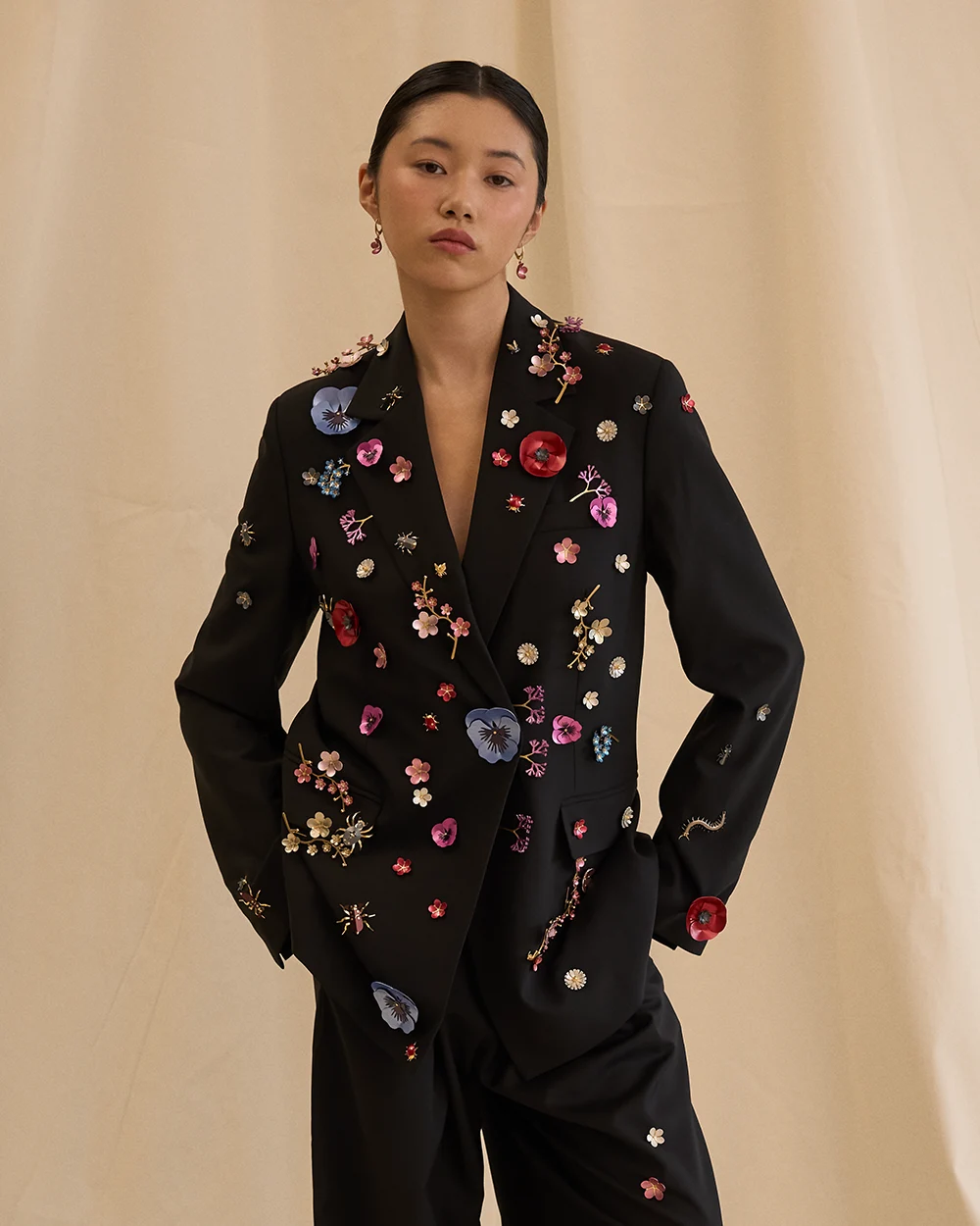 Bunte blumenförmige Pins und Broschen von ORSKA Schmuck