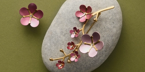Handgefertigter Schmuck mit rosa Kirschblüten