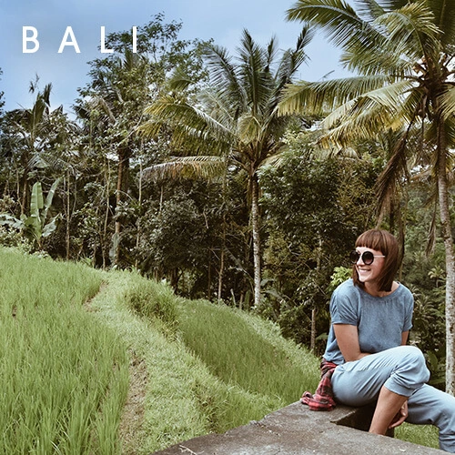 Anna Orska auf Bali – sie entwirft in die Ecke geschnitzten Schmuck