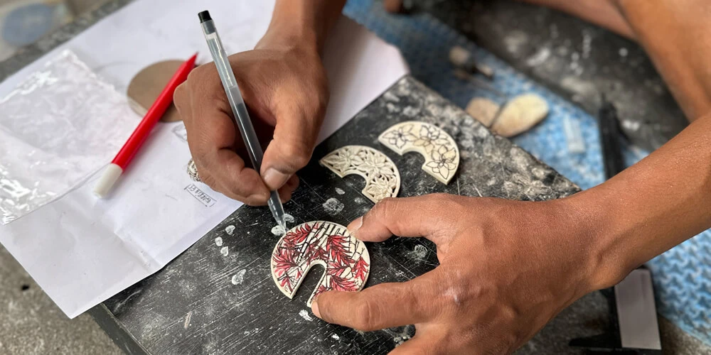 Ornamente schnitzen auf Bali