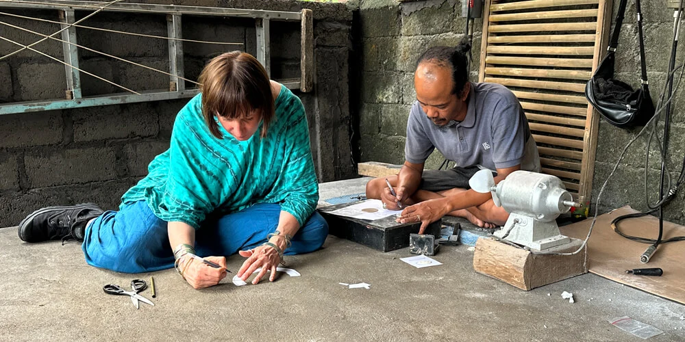 Arbeit in einer Werkstatt auf Bali