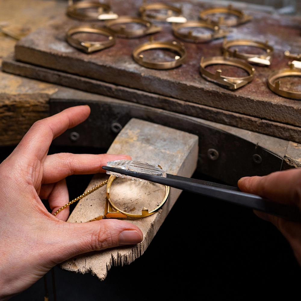 Einsetzen von Kristall in vergoldeten Schmuck